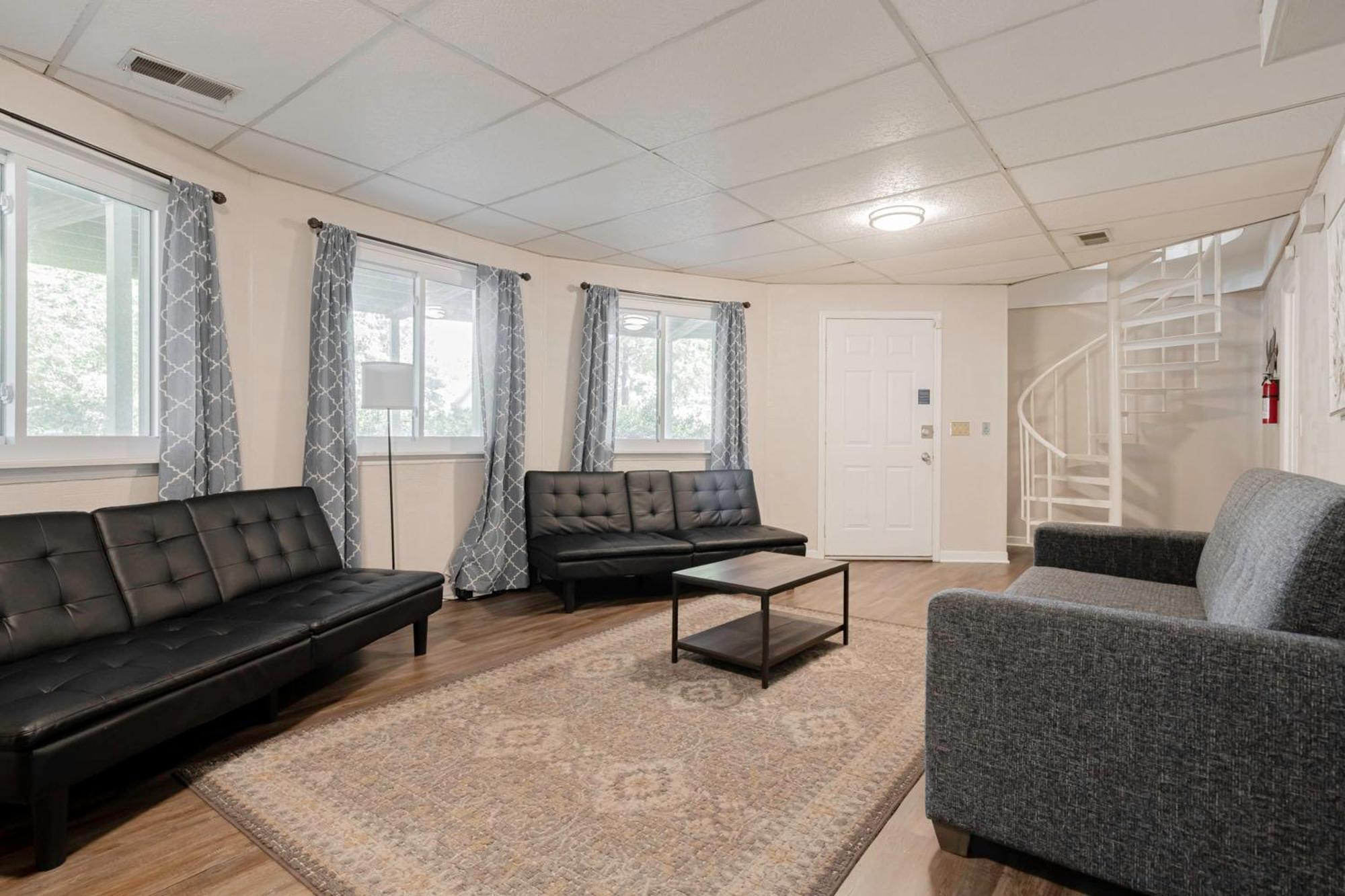 הוילה קולומביה Opulent Octagonal Oasis With Spiral Stairs-Minutes To Base מראה חיצוני תמונה